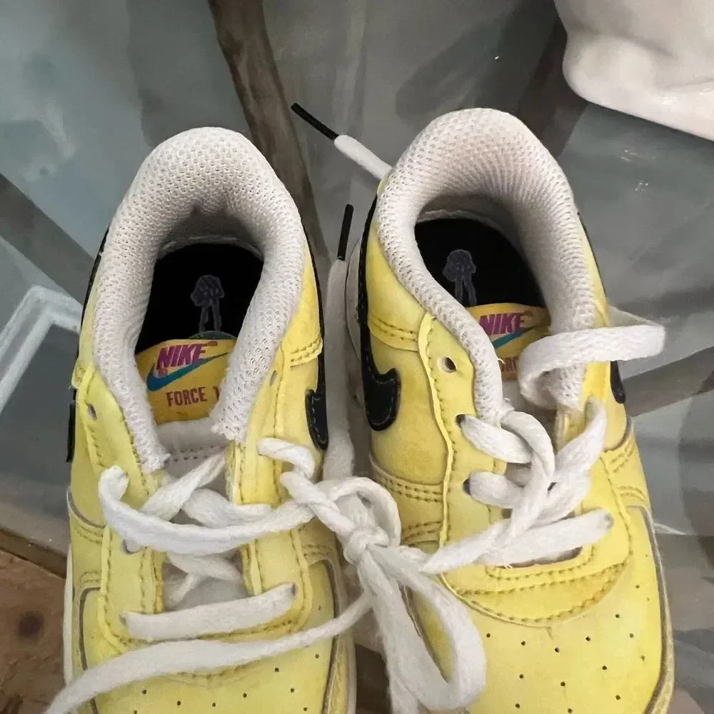 Nike Kids Yellow smiley face AF1 kids Sneakers. Size 6c